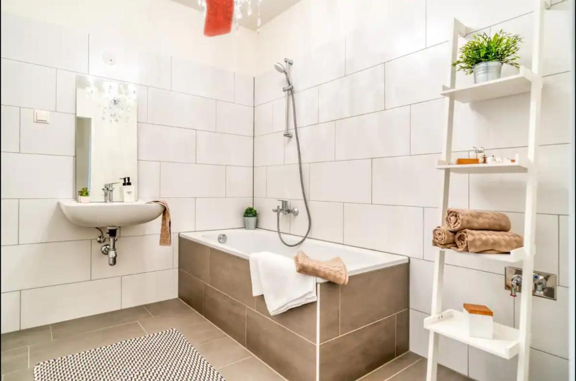 Modern Apartment With Balcony & Free Parking - Nearby Metro Wien Ngoại thất bức ảnh